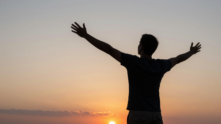 Motivierter Mann blickt entschlossen in die Zukunft, Sonnenaufgang, symbolischer Neuanfang